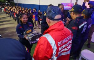 Bomberos de Maracaibo recibieron ascensos, reconocimientos y dotación de uniformes