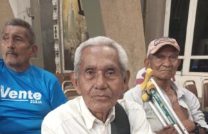 Adultos mayores felices del abrazo y amor que les brindó la Alcaldía de Maracaibo